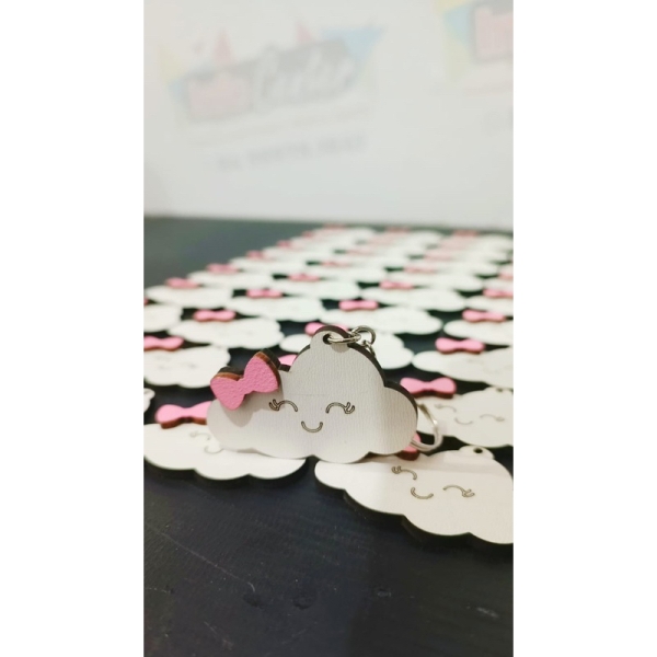 Chaveiros em MDF branco nuvem com aplique laço rosa.  Otimo para aniversário lembrancinha.