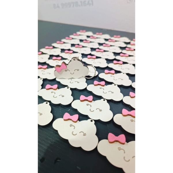 Chaveiros em MDF branco nuvem com aplique laço rosa.  Otimo para aniversário lembrancinha. - Imagem 3