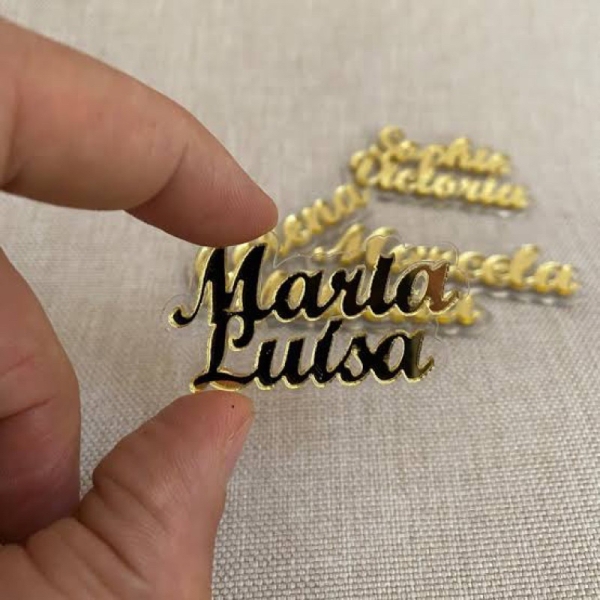 Aplique nome personalizado em acrílico dourado reforçado 10 UNDS